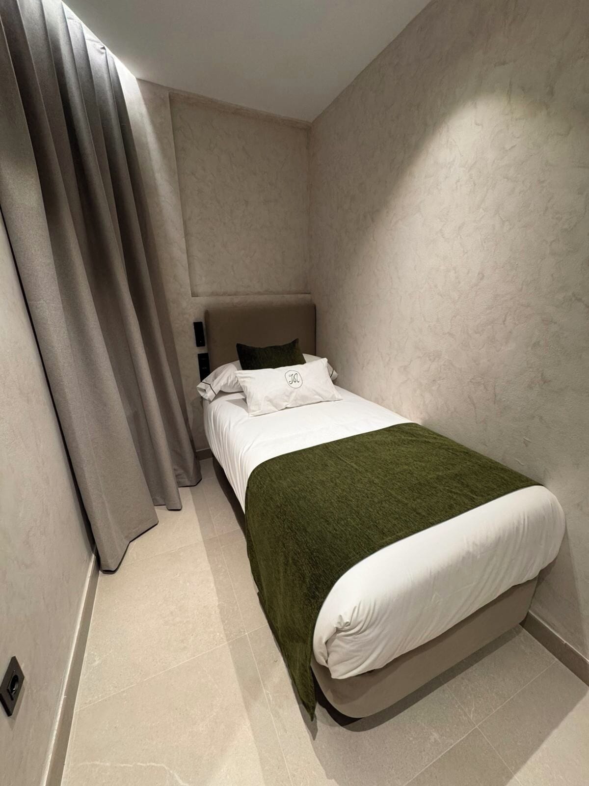 Single Room | Down comforters, blackout drapes, free WiFi, bed sheets