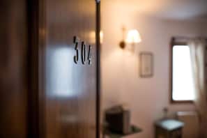 Single Room | Down comforters, free WiFi, bed sheets