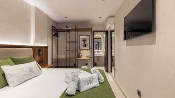 Double Room | Down comforters, blackout drapes, free WiFi, bed sheets