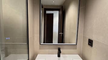 Regadera, amenidades de baño gratuitas, toallas, papel de baño