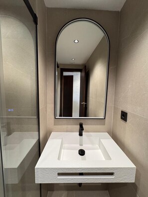 Shower, free toiletries, towels, toilet paper - Amaranta Hotel Boutique (Ronda)