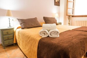 Habitación estándar con 1 cama matrimonial o 2 individuales | Edredón, wifi gratis y ropa de cama