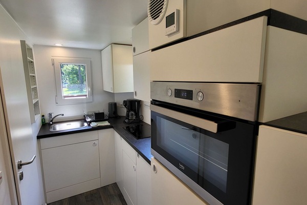 Flooring, Küche, Major Appliance, Countertop, Küchengerät, Interior Design, Haushaltsgerät, Herd, Fussboden, Cabinetry