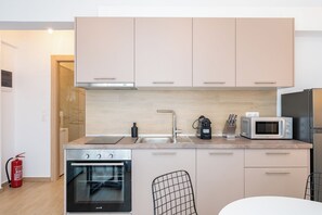 Kühlschrank, Mikrowelle, Ofen, Herdplatte