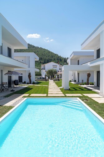 White Dream One-bedroom Apartment With Pool Access