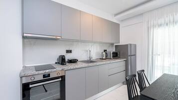 Fridge, microwave, dishwasher, coffee/tea maker