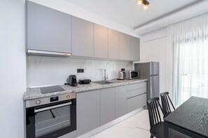 Refrigerador, microondas, lavavajillas y cafetera y tetera 