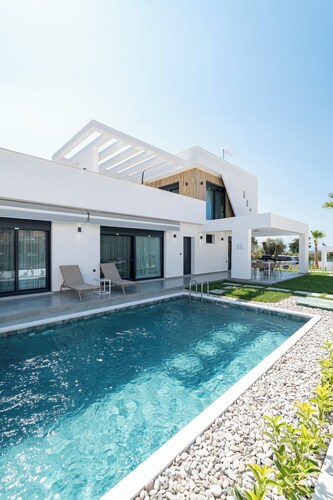 Emerald Three-Bedroom Villa with Private Pool and Rooftop
