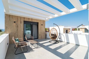 Terrace/patio - Emerald Three-Bedroom Villa with Private Pool and Rooftop (Kavala)