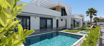 Emerald Three-Bedroom Villa with Private Pool and Rooftop
