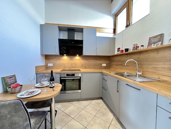 Un four, lave-vaisselle