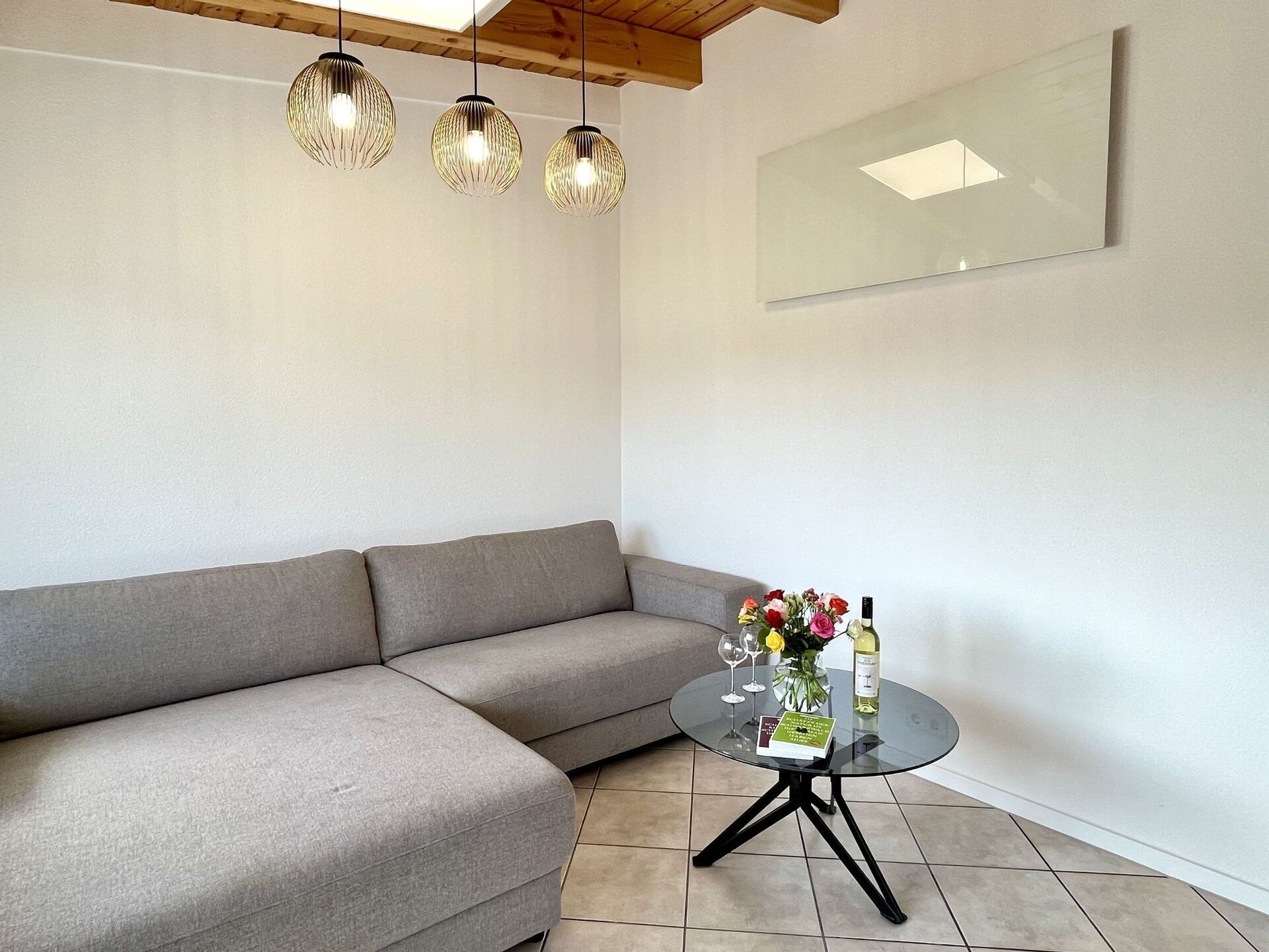 Möbel, Interior Design, Couch, Wand, Flooring, Fussboden, Wohnzimmer, Zimmer, Decke, Beleuchtung