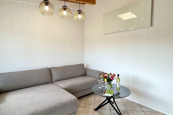 Möbel, Interior Design, Couch, Wand, Flooring, Fussboden, Wohnzimmer, Zimmer, Decke, Beleuchtung