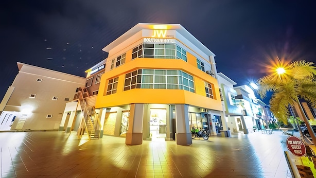 Een hotel met een modern design, met een opvallend ‘JW’ logo bovenop.