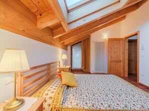 2 bedrooms, free WiFi - Lovely apartment in villa for 5 people with WIFI, TV, terrace and panoramic view (Bleggio Superiore)