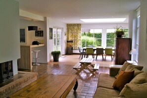 تلفزيون، مدفأة، مشغل دي في دي