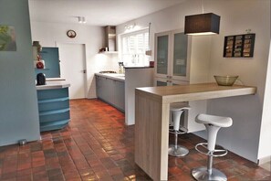 ثلاجة، ميكروويف، موقد طهي مسطح، غسالة أطباق