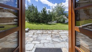 A stone patio with a grassy area and trees in the background. - Beautiful private villa for 7 guests with WIFI, TV and pets allowed (Casone)