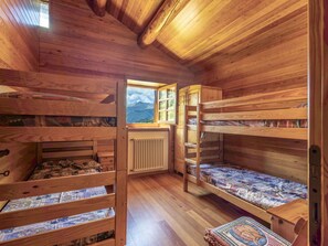 4 bedrooms, travel cot, free WiFi