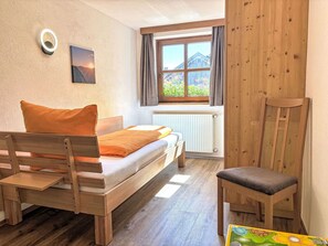 2 bedrooms, travel crib, free WiFi
