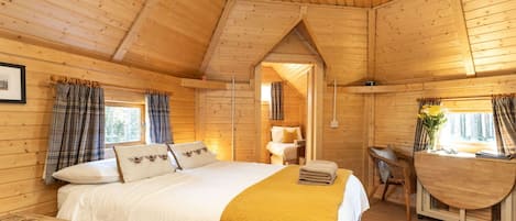 1 bedroom, travel cot