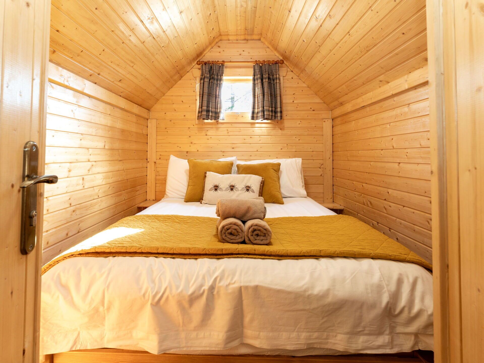 1 bedroom, travel crib