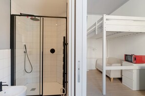 Regadera, secadora de cabello, bidet, toallas 