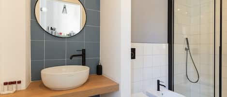 Dusche, Haartrockner, Bidet, Handtücher