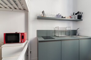 Refrigerador, microondas, parrilla de estufa y tetera eléctrica 