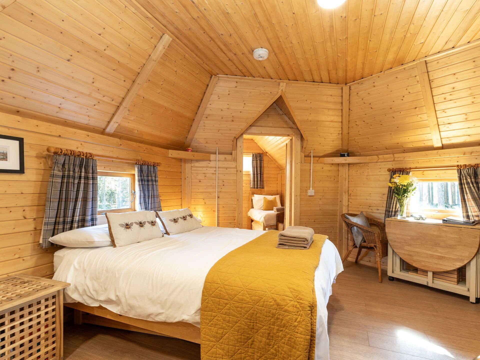 1 bedroom, travel crib