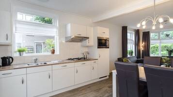 Een koelkast, een magnetron, een kookplaat, een vaatwasser