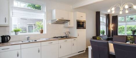 Kühlschrank, Mikrowelle, Herdplatte, Geschirrspüler