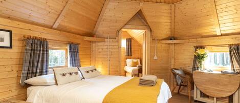 1 dormitori i un bressol de viatge