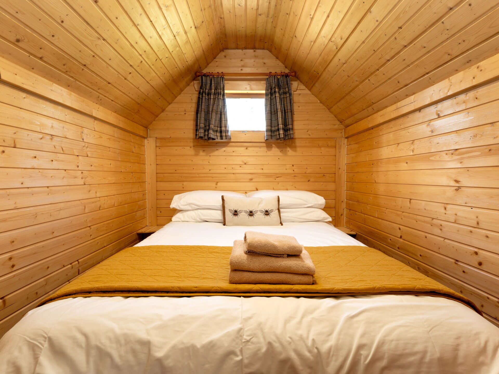 1 bedroom, travel crib