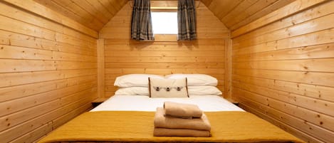 1 bedroom, travel crib