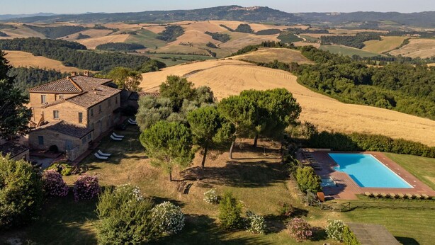 A villa with a swimming pool, surrounded by rolling hills and a clear sky. - Cosy apartment in villa for 6 guests with WIFI, pool, TV, terrace, pets allowed and panoramic view (San Giovanni D'asso)