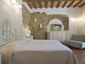 2 bedrooms, travel cot, free WiFi