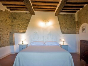 2 bedrooms, travel cot, free WiFi
