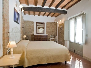 2 bedrooms, travel cot, free WiFi