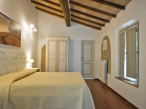 2 bedrooms, travel crib, WiFi (free)