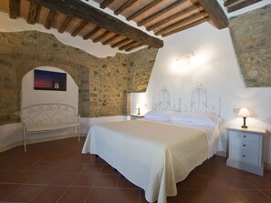 2 bedrooms, travel crib, free WiFi