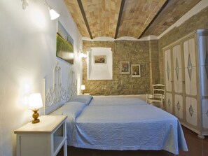 2 bedrooms, travel crib, free WiFi