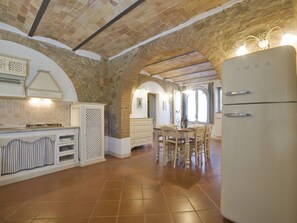 Dishwasher - Lovely apartment in villa for 4 guests with WIFI, pool, patio, pets allowed and panoramic view (San Giovanni D'asso)