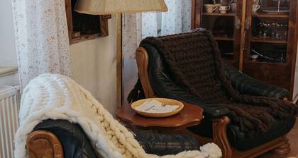 Enchanted Misty Valley Cottage Apartments - Classic One Bedroom Apartment