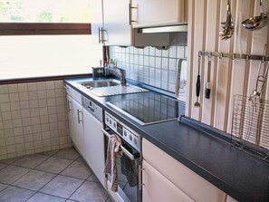 Four Ă micro-ondes, un four, lave-vaisselle