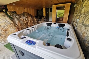 Tina de hidromasaje al aire libre