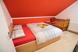 3 bedrooms, iron/ironing board, internet