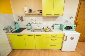 ثلاجة، ميكروويف، موقد طهي مسطح، ماكينة لصنع القهوة/الشاي