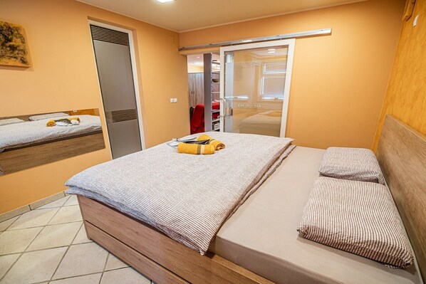 2 bedrooms, iron/ironing board, free WiFi