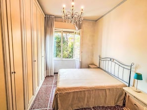 1 bedroom, travel crib